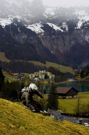Sebastian Percival kör djup, djup snö i Engelberg.