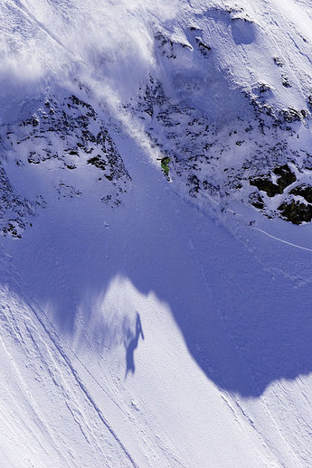 Fart är vikigt när man droppar, här Daniel Furberg nedanför Steinberg-glaciären.