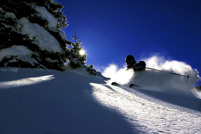 Ulf Bjerke kryssar på fälten i Brunni en solig dag.