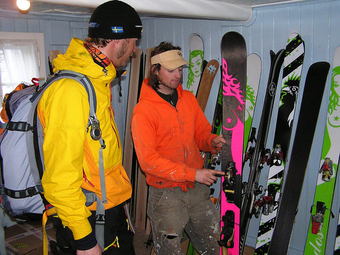 Björn Becker får en lektion i skidkonstruktion.