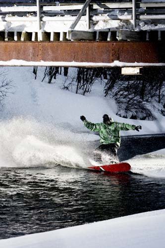 Miika Hast provar på vattenåkning.