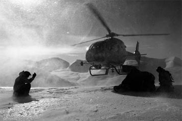 Helikoptern går in för landning.