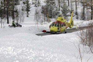 Jon Örarbäck flygs till Tromsö med ambulanshelikopter.