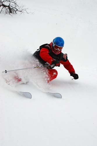 Segrarinnan Emma Furuvik trycker en hård sväng.