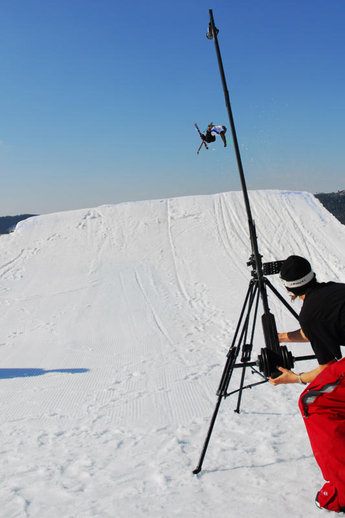 Kristoffer Edwall i luften och Micke Härd fångar på film.
