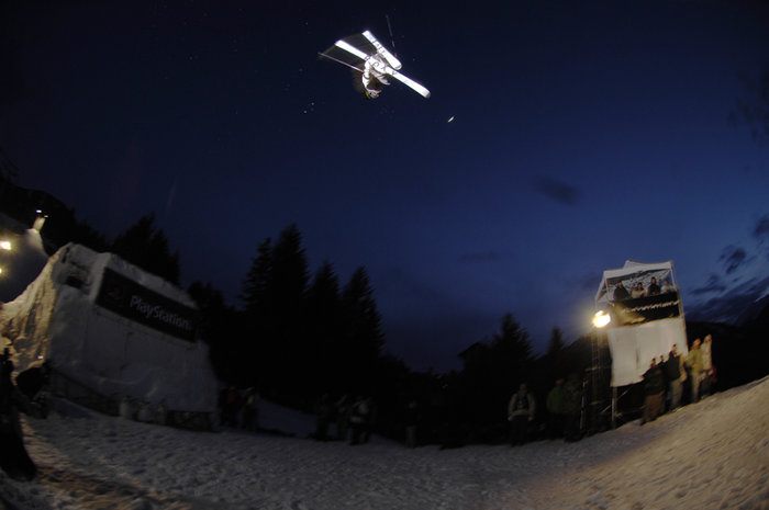 Sarah Burke. Hon vann tjejernas tävling. På bilden gör hon en Cork 900.