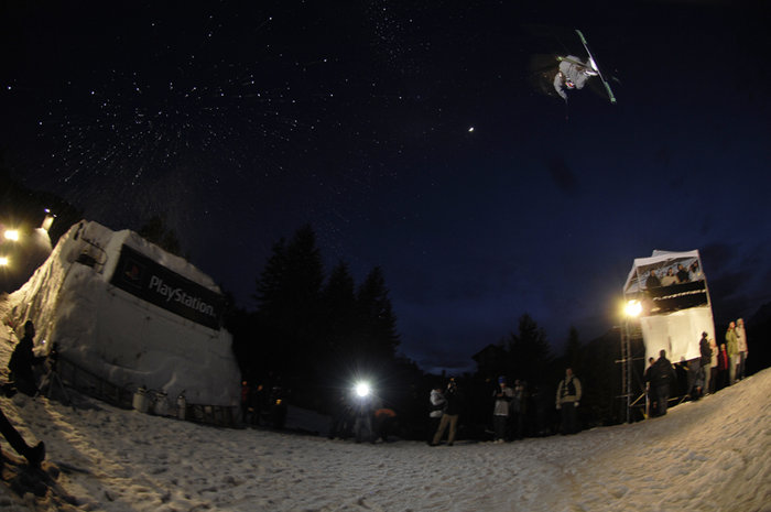 TJ Schiller. Körde egentligen bra, men stod inte landningarna. På bilden gör han en Fakie 1080 Mute.