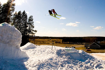 Erik Sundström i stylish röda byxor och skinnjacka.