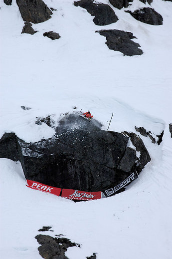 Magnus Tveito och hans skidor går skilda vägar. Ett äckligt fall som ledde till ett uttänjt ledband i foten.