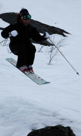 Sverre tycker två skidor är överflödigt och satsar därför på monoski.