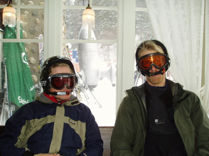 Två av Sveriges glada skidåkare under den gångna om än korta säsongen.