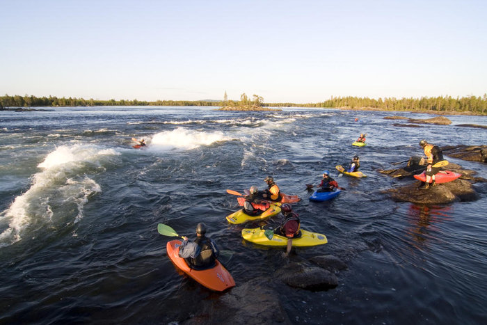 Översiktsbild som visar tävlingsvågen som kallas ”Paltvalsen” och paddlare som väntar på sin tur i bakvattnet.