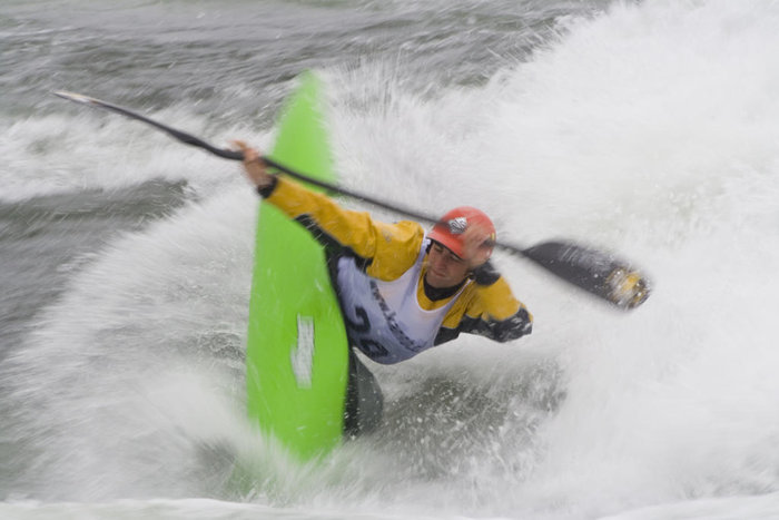 Jon Best från Storbritannien gör en så kallad clean blunt på tävlingsvågen.