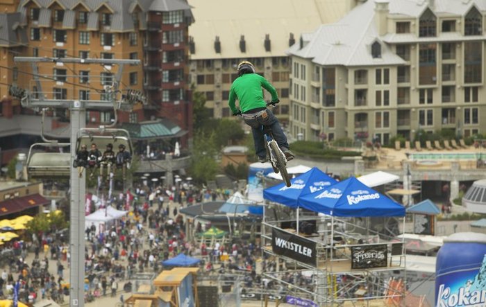 Alla väger bär till...Whistler Village. Här under cykelfestivalen Crankworx.