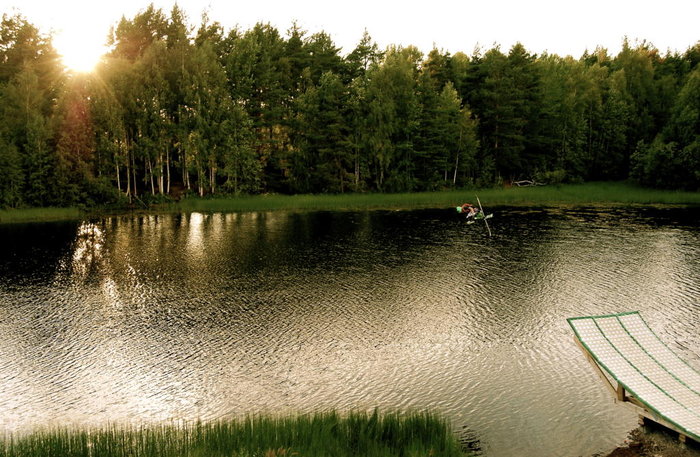 J Lantz flyger stort i träsket.
