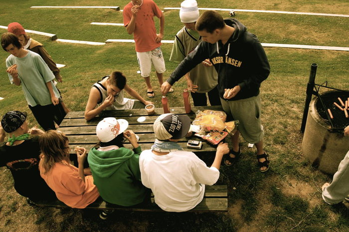 Jon grillar korv till alla hungriga jibbers.