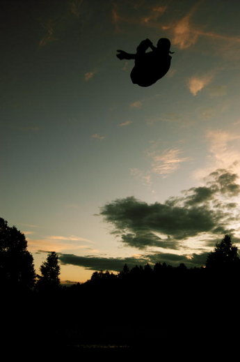 En av camparna går stort på studsmattan under en kvällssession.