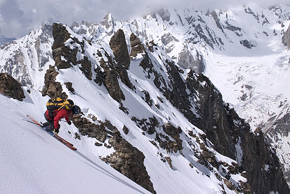 Fredrik åker skidor på Laila Peak (6069m) i Pakistan.
