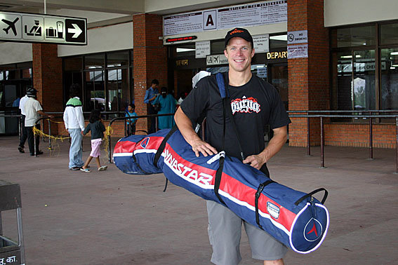 En glad Fredrik med sitt skidfodral på Kathmandu flygplats.