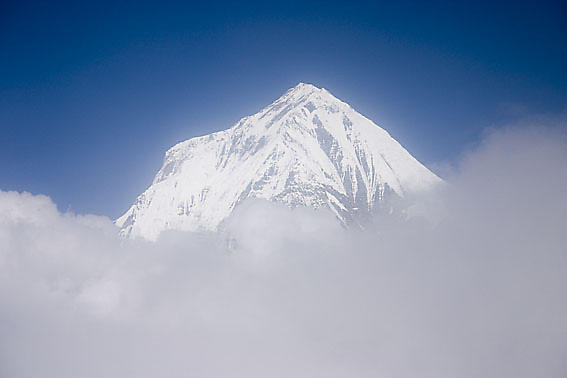 Vy över Dhaulagiri genom fönstret på flygplanet.