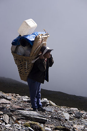 Kansha med sin korg full med köksutrustning.