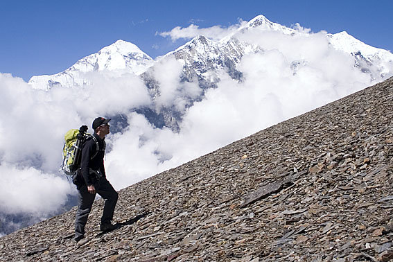 Fredrik med Dhaulagiri och Tukuche Peak i bakgrunden.