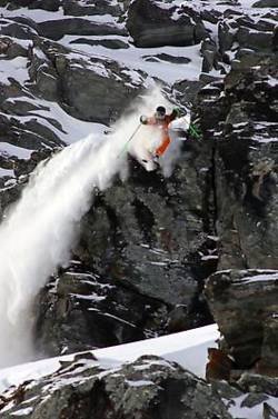 Seb Michaud tar en klippa.