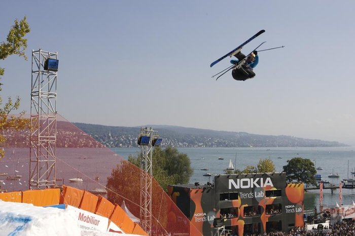 Jon Olsson kniper silvret.