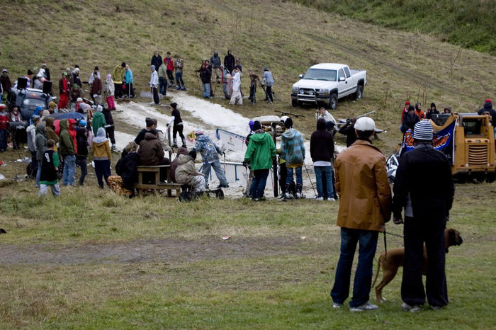 Folk som gick förbi tittade lite snett på den nedre delen av Hemlingbybacken där en massa jibbers gled på järnrör.
