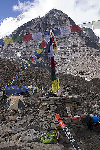 Chorten för Puja ceremonin med Dhaulagiri nordost rygg i bakgrunden.