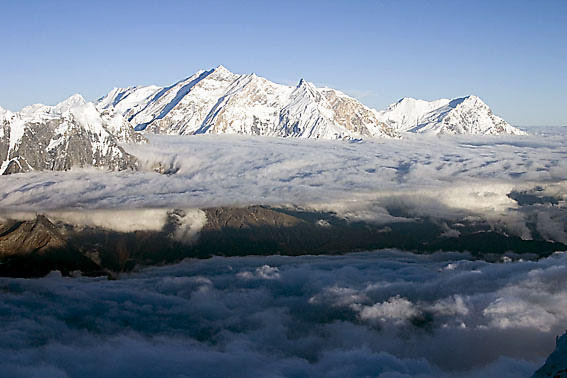 Vy över Annapurna bergen från middagsbordet i läger 2.