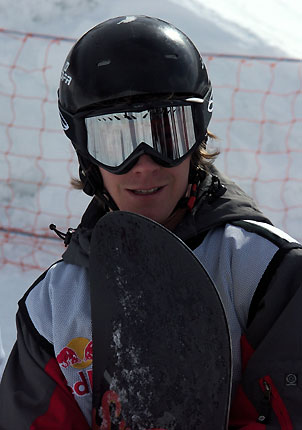 Simon Ax tar igen sig sig i väntan på att skotern ska ta honom upp till start.