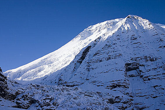 Solsken på Dhaulagiris nordost rygg efter sex dagars snöfall.