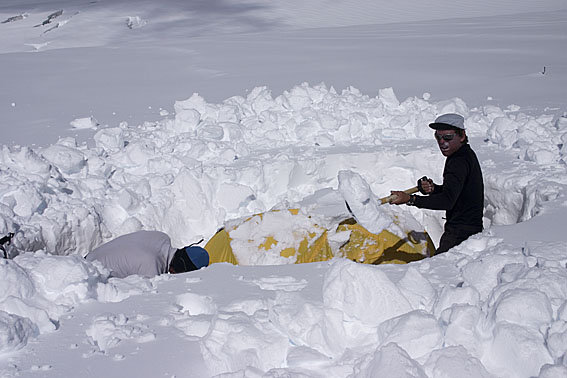 Österrikarna söker efter deras tält.