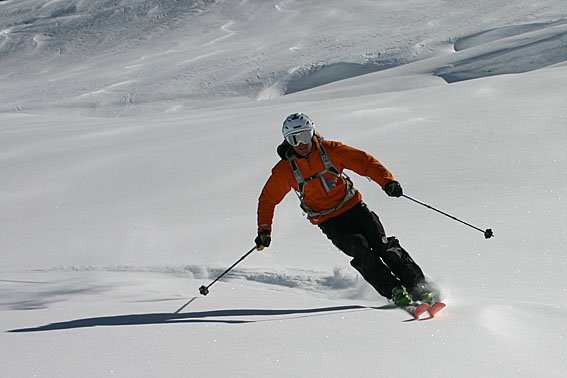 Fredrik testar nysnön på Dhaulagiri.