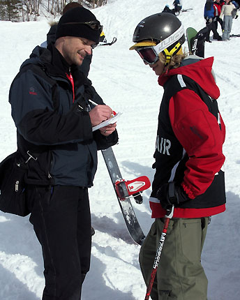 Jacob Wester intervjuas av den lokala tidningen mellan hoppen.