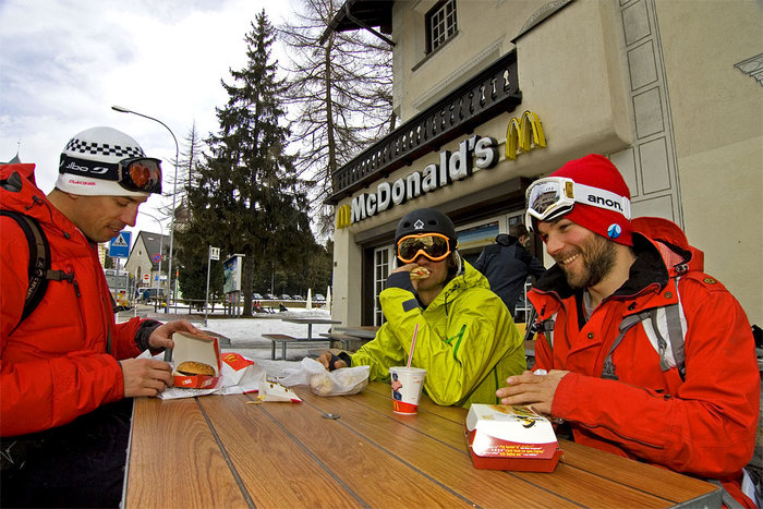 Patrick Vuagnat, Daniel Furberg och Johan Jonsson drar nytta av att Davos är en stad med allt vad det innebär.