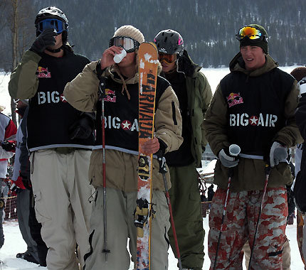 Michael Olineck, TJ Shiller, Peter Olineck och Rory Bushfield varvar ned med lite vätska efter avslutad hoppning.