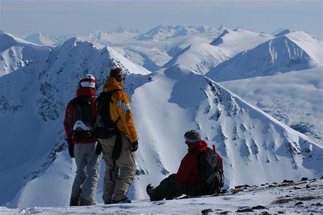 Lite skidåkarhäng utomhus.