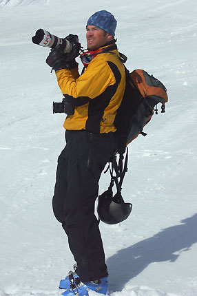 Fotograferna har bråda tider. Här gäller det att hinna med så många åkare som möjligt. Alla fotoprylar i högsta beredskap.