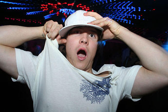 Daniel  Rönnbäck i ett tidigt skede av kvällen. Normala ögon och hel tröja.