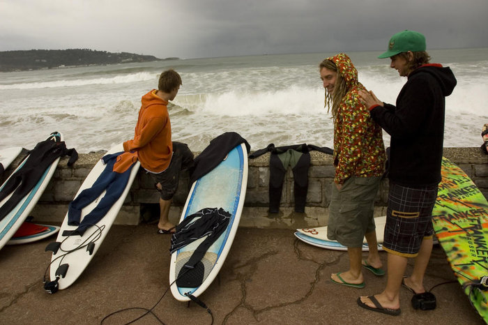 Kaj får kärleksfull massage av Jon medan Niclas förskräckt håller ett öga på vågorna.