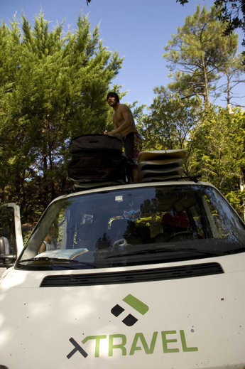 En av  våra guider, Björn, fäster brädorna ordentligt innan vi beger oss in.