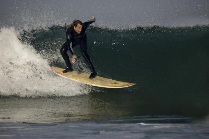 Herr Zackrisson trivs bland vågorna. Här syns han i stilstudie i sin nya våtdräkt.
