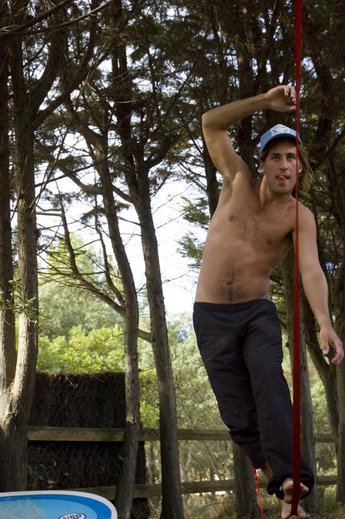 Henke leker lindansare när vågorna inte är till belåtenhet.