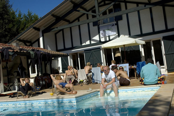 Uppe vid surfhuset under en kort paus mellan två surfsessions.