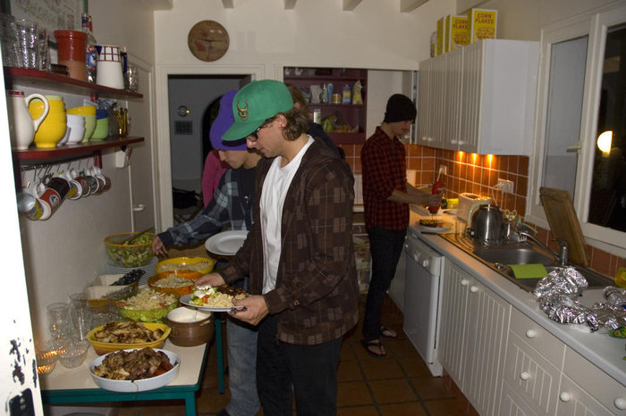 Henke har grillat och Jon och Niclas är inte sena att hugga in.