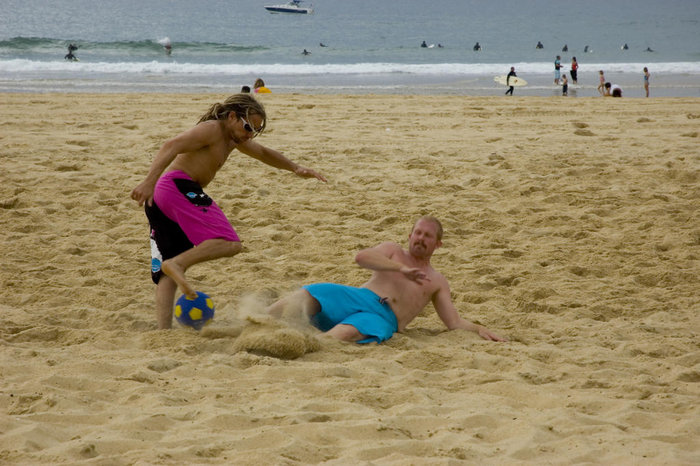 Kaj tar sig  förbi Xtravels Eric Asmussen under den prestigefyllda fotbollsmatchen.