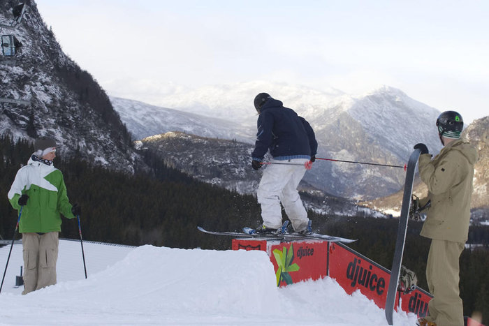 Leif Øyvind Solemsli kollar om balansen sitter i. Espen Munthe-Kaas och Halvard Kopperdal vid sidan om railet.