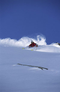Daniel Johansson plöjer puder i det schweiziska skidområdet Disentis